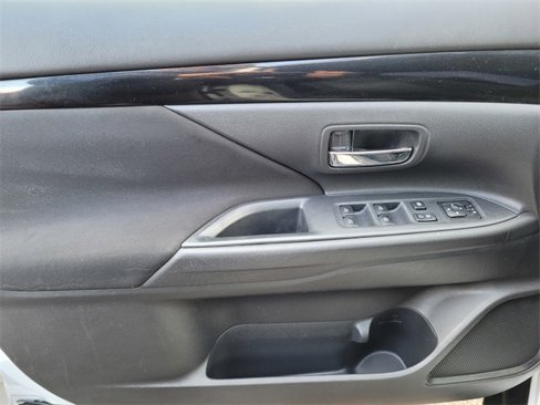 Used 2019 Mitsubishi Outlander ES image 18