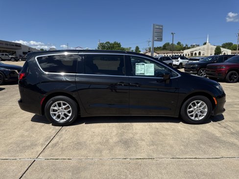 Used 2023 Chrysler Voyager LX image 8