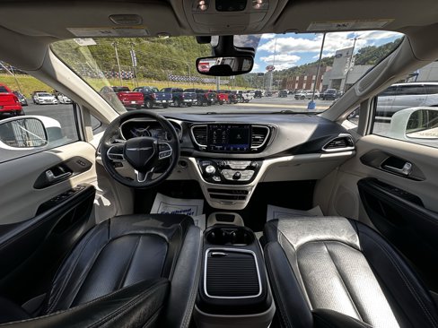 Used 2022 Chrysler Pacifica Touring-L image 6