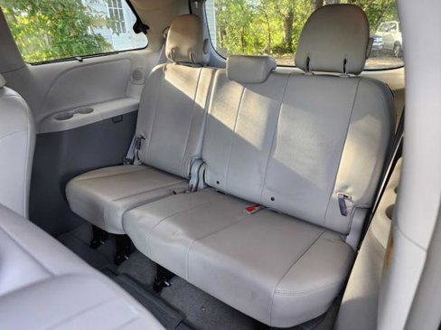 Used 2012 Toyota Sienna XLE image 18