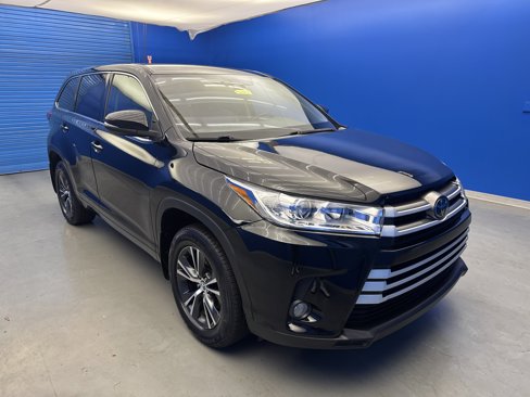 Used 2017 Toyota Highlander LE image 2
