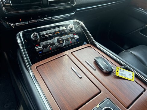 Used 2018 Lincoln Navigator Select image 21