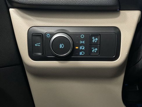Used 2020 Ford Escape Titanium image 27