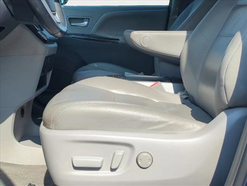 Used 2018 Toyota Sienna XLE image 19