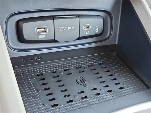 Used 2023 Hyundai Venue Limited image 21
