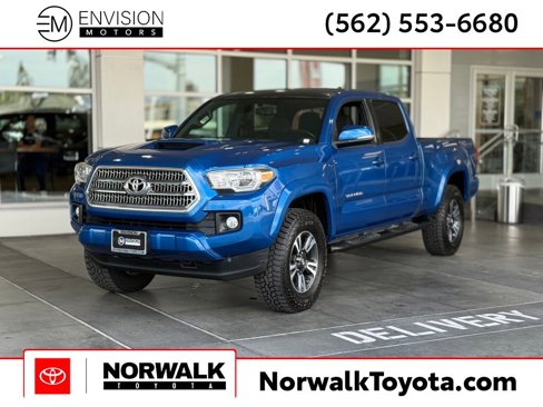 Used 2017 Toyota Tacoma TRD Sport image 1