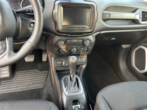 Used 2018 Jeep Renegade Latitude w/ Popular Equipment Group image 15