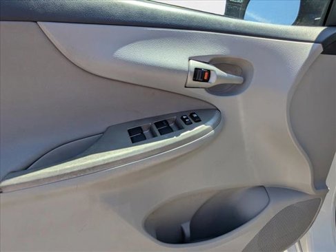 Used 2013 Toyota Corolla LE image 19