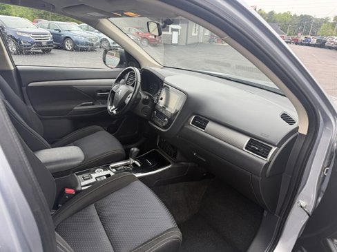Used 2017 Mitsubishi Outlander SE image 29