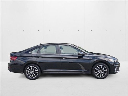 Certified 2025 Volkswagen Jetta SE image 5