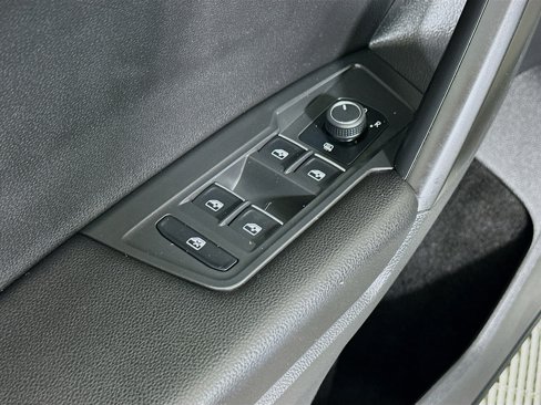 Used 2021 Volkswagen Tiguan SE image 17