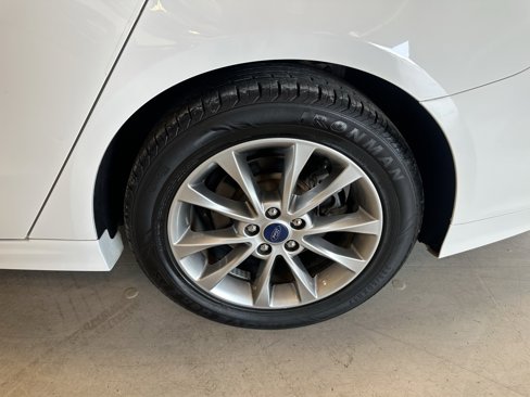 Used 2017 Ford Fusion SE w/ Fusion SE Technology Package image 25