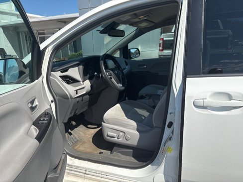 Used 2018 Toyota Sienna LE image 32