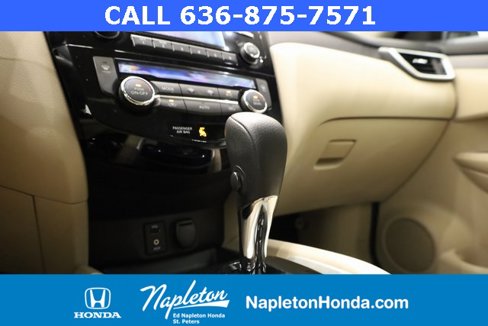 Used 2016 Nissan Rogue SV w/ SV Moonroof Package image 17
