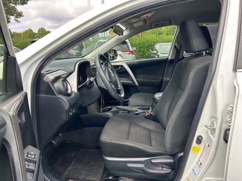 Used 2018 Toyota RAV4 LE image 14