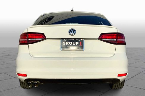 Used 2017 Volkswagen Jetta SE image 4