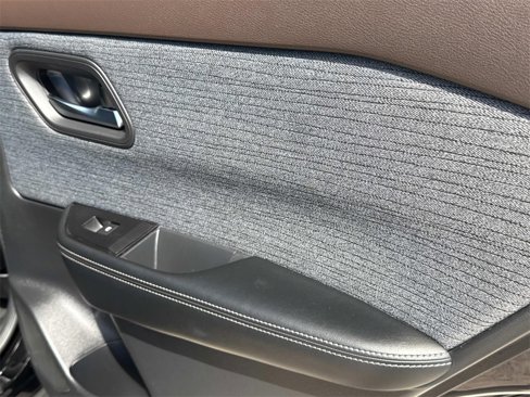 Used 2023 Nissan Rogue SV image 18