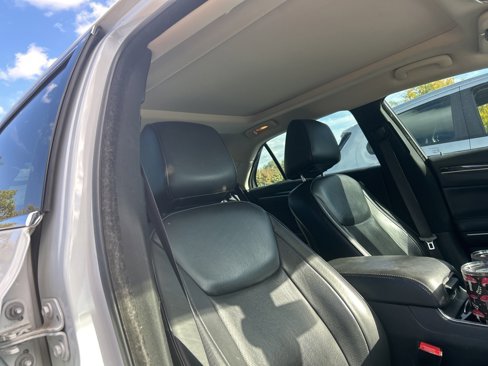 Used 2016 Chrysler 300 C image 4