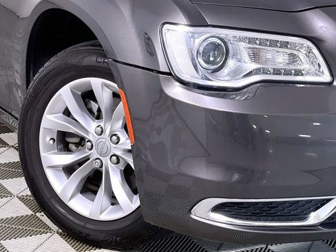 Used 2020 Chrysler 300 Touring image 10