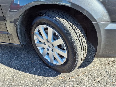 Used 2016 Chrysler Town & Country Touring image 37