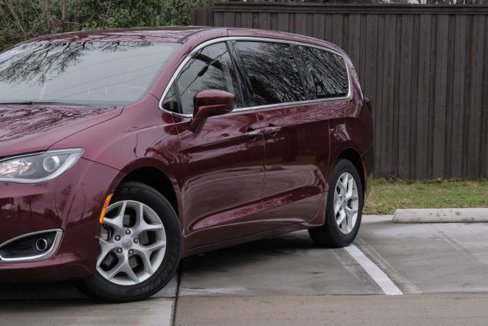 Used 2018 Chrysler Pacifica Touring Plus w/ Tire & Wheel Group image 6
