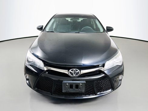 Used 2017 Toyota Camry SE image 2