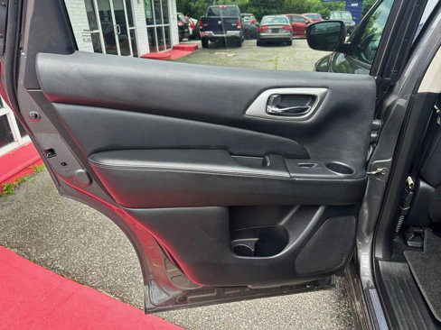 Used 2018 Nissan Pathfinder SV image 14