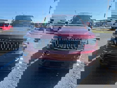 Used 2018 Jeep Grand Cherokee Laredo image 2
