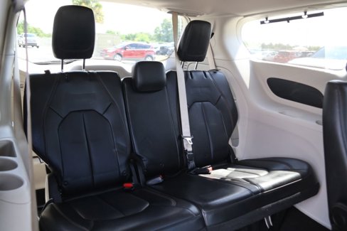 Used 2019 Chrysler Pacifica Touring-L image 13