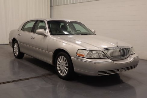 Used 2005 Lincoln Town Car Signature image 2