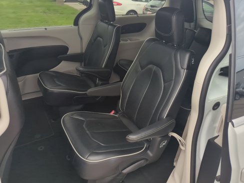 Used 2023 Chrysler Pacifica Limited image 12