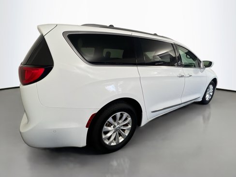 Used 2018 Chrysler Pacifica Touring-L w/ Advanced Safetytec Group image 4