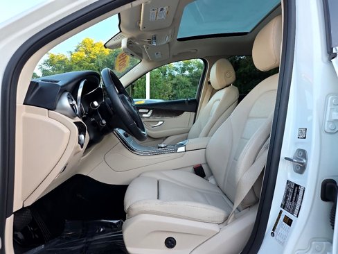 Used 2019 Mercedes-Benz GLC 300 4MATIC w/ Premium Package image 27