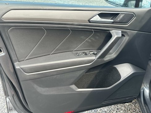Used 2023 Volkswagen Tiguan SE w/ Panoramic Sunroof Package image 12
