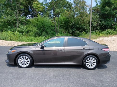 Used 2018 Toyota Camry LE image 3