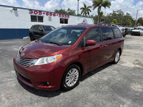 Used 2017 Toyota Sienna XLE image 4