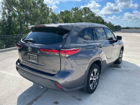 Used 2021 Toyota Highlander XLE image 7