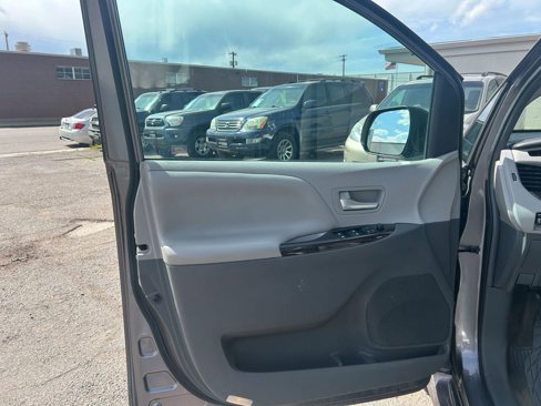 Used 2018 Toyota Sienna XLE image 10