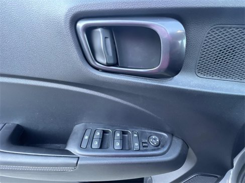 Used 2022 Hyundai Venue Limited image 16