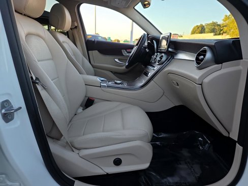 Used 2019 Mercedes-Benz GLC 300 4MATIC w/ Premium Package image 40