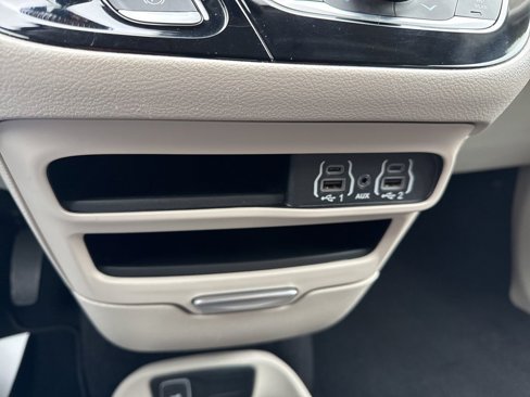 Used 2023 Chrysler Pacifica Touring-L image 30