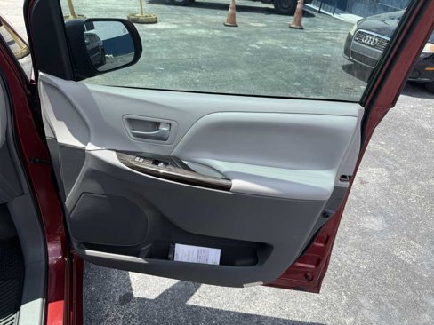 Used 2017 Toyota Sienna XLE image 23