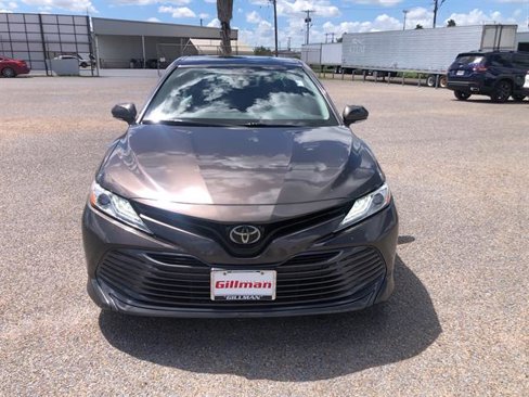 Used 2019 Toyota Camry SE image 2
