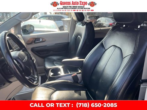Used 2019 Chrysler Pacifica Touring-L image 8