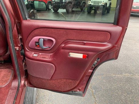 Used 1998 GMC Yukon 4WD 4-Door w/ Marketing Opt Pkg 5 image 16