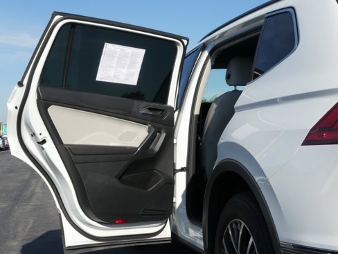 Used 2020 Volkswagen Tiguan SE image 32