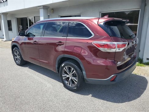 Used 2016 Toyota Highlander XLE image 2