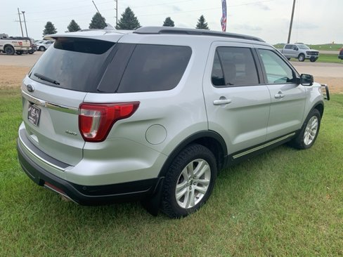 Used 2018 Ford Explorer XLT w/ Equipment Group 201A image 6