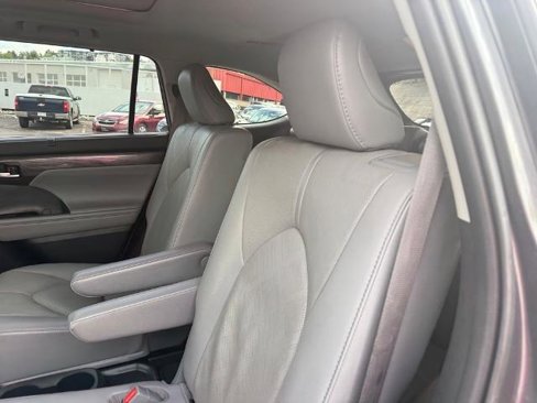Used 2021 Toyota Highlander Platinum image 19