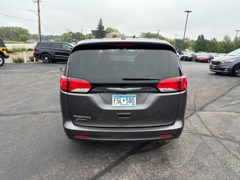 Used 2017 Chrysler Pacifica Touring image 4